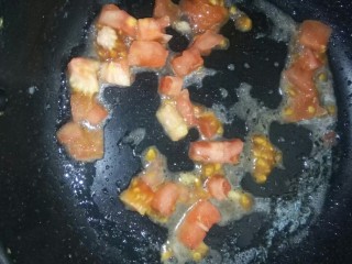 8、鲜美巴沙鱼汤,番茄丁放入留有底油的平底锅炒香。