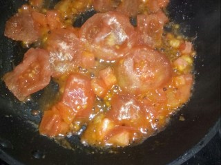 9、鲜美巴沙鱼汤,放入番茄酱炒香，加番茄片炒香。