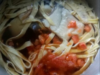 10、鲜美巴沙鱼汤,将炒香的番茄，加入汤锅中继续炖。