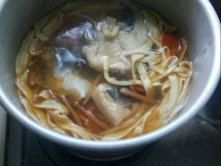 11、鲜美巴沙鱼汤,半小时后，关火。