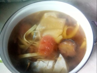 12、鲜美巴沙鱼汤,盛入汤盆中。