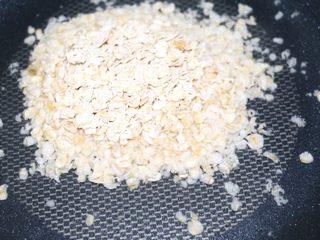 8、健康燕麦紫薯热饮,放入燕麦片