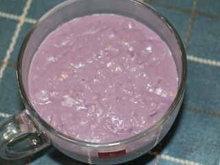 11、健康燕麦紫薯热饮,先往被子里倒入燕麦紫薯糊