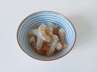 2、虾仁豆腐羹,对虾去除虾头跟虾线，剥去虾壳【对虾冰箱冷冻一下再剥特别方便】
