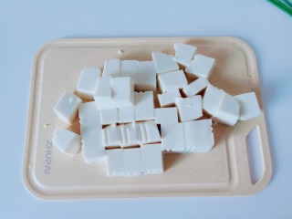 7、虾仁豆腐羹,豆腐对半切开再切小块。【用刀在豆腐盒的两边各划一下，豆腐从盒子里轻轻松松就拿出来】