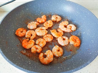 8、虾仁豆腐羹,热锅热油放虾仁入锅煎至对虾两面变色盛盘。