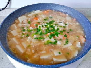 12、虾仁豆腐羹,关火撒点葱花即可出锅。