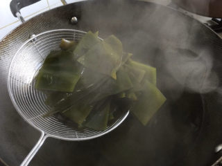 3、海带筒骨汤,锅里水烧开，把海带放进去焯水，大概煮三分钟。