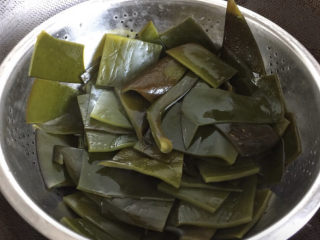 4、海带筒骨汤,冷水冲泡一下，控干水分备用。