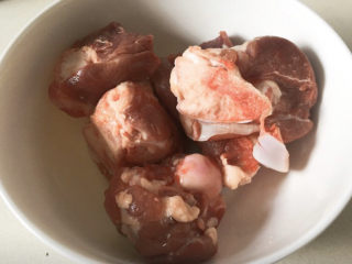 5、海带筒骨汤,筒骨买的时候让摊贩剁成大块，不需要剁太小块。