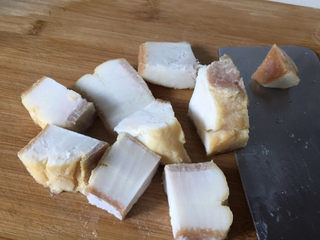 6、海带筒骨汤,放几块自己腌制的咸肉，这个咸肉比较肥，煮熟以后一般都不吃的，放了腌制品汤味非常鲜美。