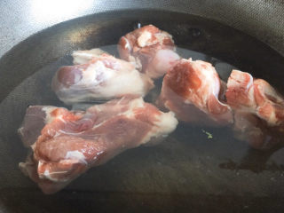 7、海带筒骨汤,锅里放水，大骨头和咸肉入锅里煮沸。