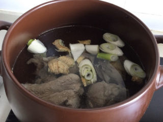 10、海带筒骨汤,大骨头和咸肉在流动水下冲洗干净放入砂锅里，一次性注入足量的水，放姜块、葱段，盖上锅盖开中大火煮开转小火煮半小时。