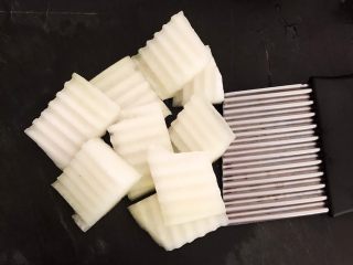 2、清炖冬瓜牛肉丸,冬瓜削皮后用狼牙刀切成1㎝厚的大块