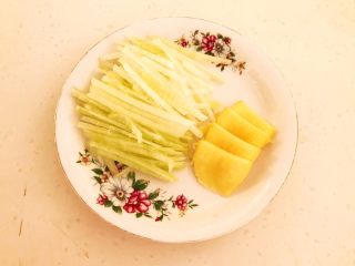 3、清炖冬瓜牛肉丸,把圆葱切成丝,鲜姜切成小片