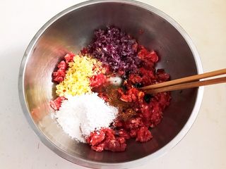 5、清炖冬瓜牛肉丸,把牛肉末放入一个大碗里,把鲜姜切成末,圆葱切成末后都放入牛肉末里,再加入花椒粉,玉米淀粉,蚝油,料酒