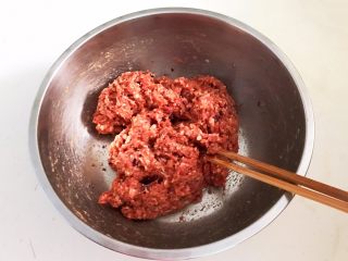 6、清炖冬瓜牛肉丸,顺着一个方向搅拌均匀