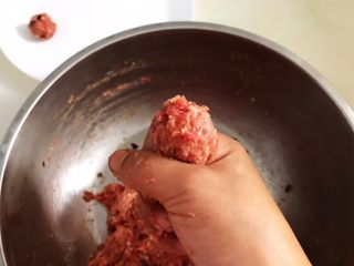 7、清炖冬瓜牛肉丸,用虎口挤出肉丸