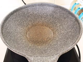 9、清炖冬瓜牛肉丸,炒锅烧热后加入1勺玉米油