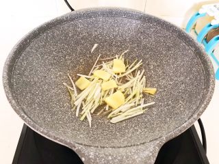 10、清炖冬瓜牛肉丸,油烧热后加入葱丝和姜片,煸炒出香味