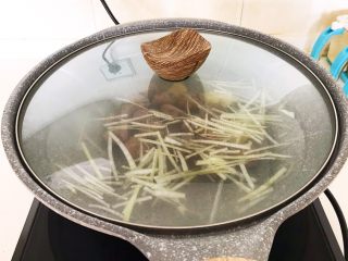 13、清炖冬瓜牛肉丸,盖上锅盖,大火烧开后小火慢烧20分钟