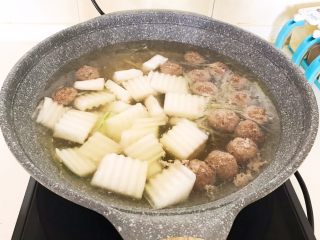 15、清炖冬瓜牛肉丸,加入冬瓜块