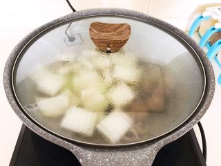 16、清炖冬瓜牛肉丸,盖上锅盖大火烧开后小火慢烧15分钟