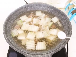 17、清炖冬瓜牛肉丸,加入精盐调味即可