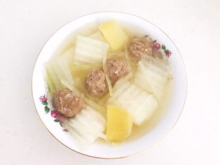 18、清炖冬瓜牛肉丸,把冬瓜牛肉丸盛到碗里