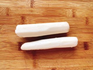 1、蚝油蒜蓉山药,买来去皮山药，清洗干净。