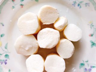 3、蚝油蒜蓉山药,摆放在盘子上。