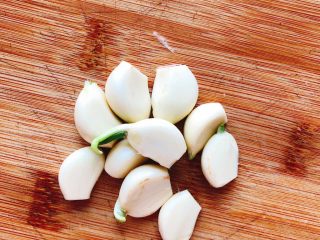 4、蚝油蒜蓉山药,掰下一整颗蒜头的蒜瓣，剥去皮。