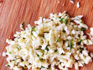 5、蚝油蒜蓉山药,全部切成碎末。