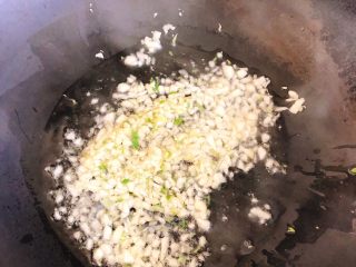 7、蚝油蒜蓉山药,倒入蒜末炒香。