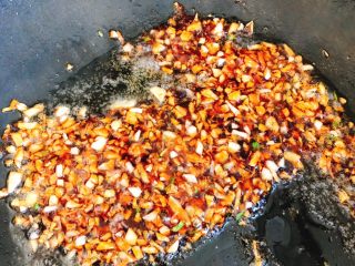 10、蚝油蒜蓉山药,加入少量水，炒3分钟后关火。