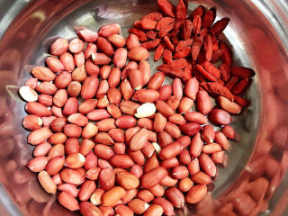3、薏米猪蹄汤,准备好红皮花生、枸杞子，洗净待用。