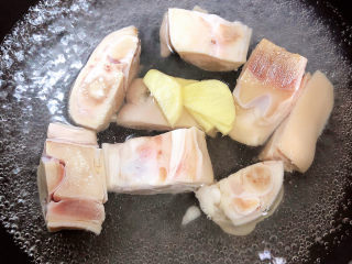 5、薏米猪蹄汤,锅中烧开水，放入猪蹄，加几片姜，再加一些料酒，祛除腥味。