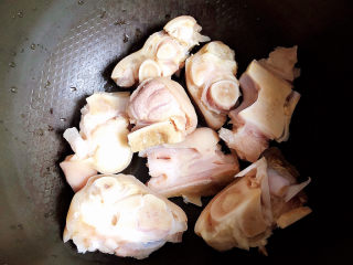 7、薏米猪蹄汤,将猪蹄放入高压锅中。