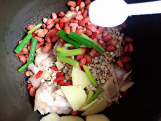 9、薏米猪蹄汤,加入盐。