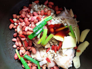 10、薏米猪蹄汤,加入耗油、生抽。