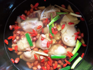 11、薏米猪蹄汤,倒入1000ml水。高压锅选择蹄筋按键，煮55分钟。