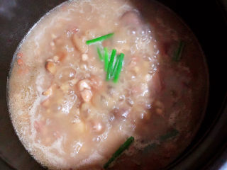 14、薏米猪蹄汤,撒上小葱段，出锅喽！