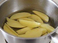 1、特色煎牛排,煎牛排之前首先将与牛排同吃的土豆、蔬菜和酱汁煮好。可以几个炉子同时进行,这样全部都是热的。煮一锅土豆。注:想吃正宗的西餐牛排,主食最好选择土豆,如煮土豆、烤土豆、炸土豆条