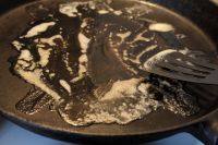 7、特色煎牛排,将原锅清洗干净,放入一块黄油,让其融化并呈现褐色