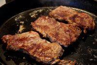 10、特色煎牛排,每面大约煎2-3分钟,就完成了
