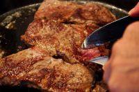 11、特色煎牛排,如果不能肯定是否达到你想要的成熟度,可以划个小口检查一下。当然了,你不能不停的划口,内部的汁水流光了,就会变得很干。这是五分熟(Medium)的牛肉