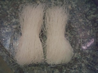 1、猪杂汤米线,准备米线