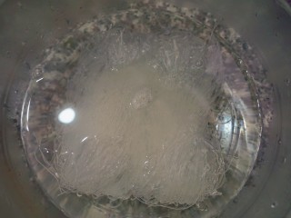 2、猪杂汤米线,米线可以用热水泡软哦