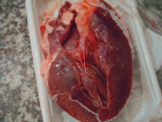 3、猪杂汤米线,准备猪心