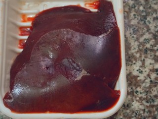 4、猪杂汤米线,准备猪肝